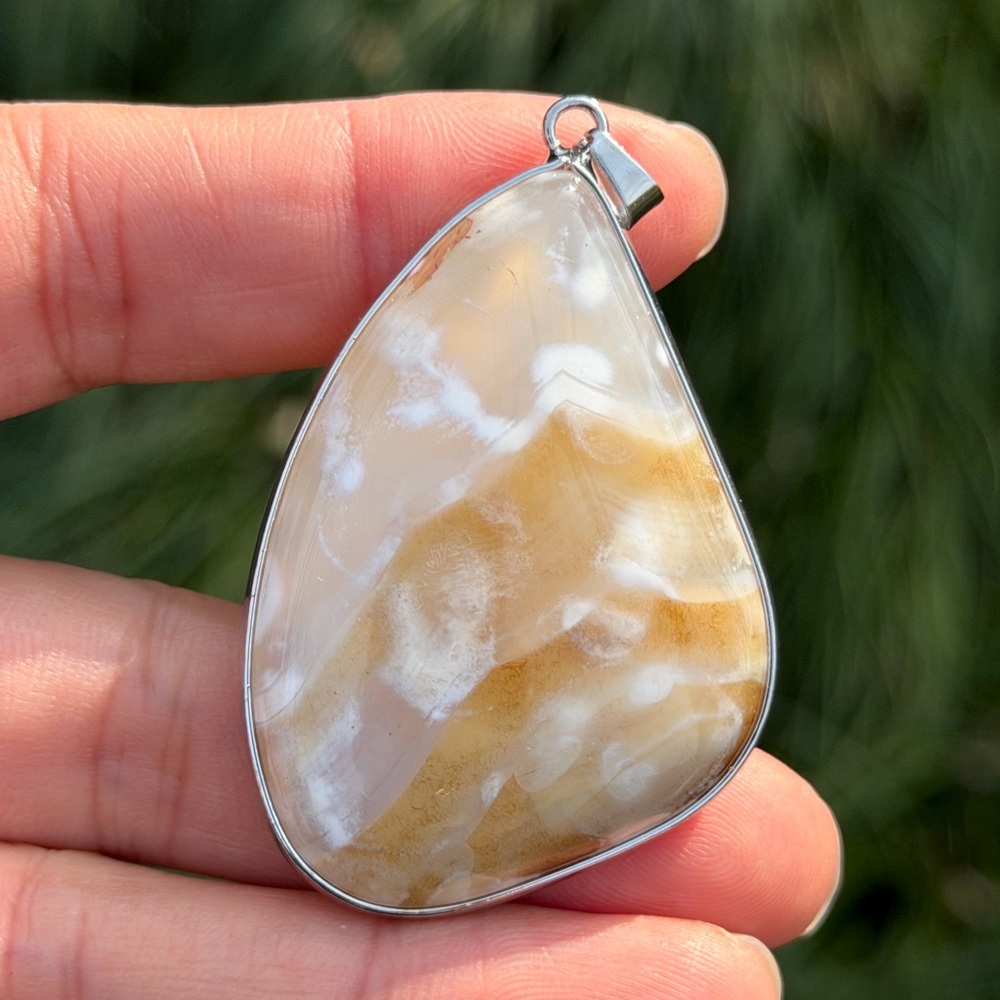 Stainless steel creamy free form flower agate pendant 1025